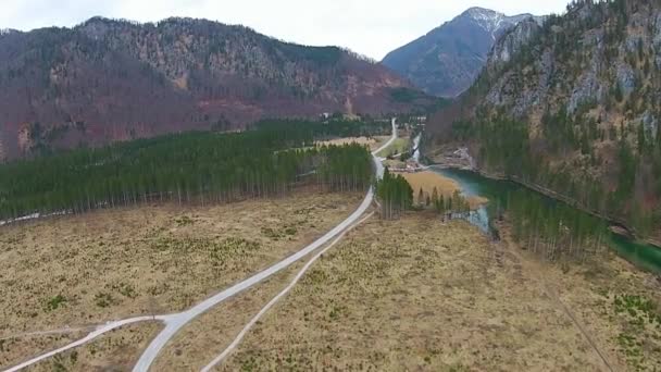 Meer in de Alpen, luchtfoto Oostenrijk, Almsee, almtal — Stockvideo