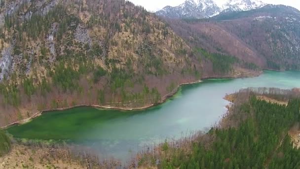 Jezero v Alpách, letecký pohled na Rakousko, Almsee, almtal — Stock video