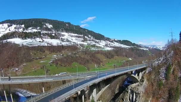 Puente en los Alpes, gasteína, austria, salzburgo Europa vista aérea — Vídeos de Stock