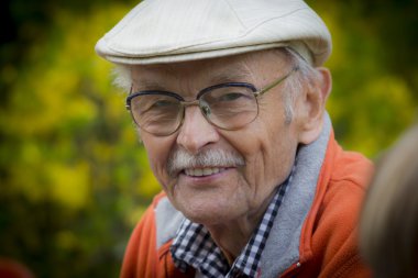 Gri sakallı bir ihtiyar oyuncu profili