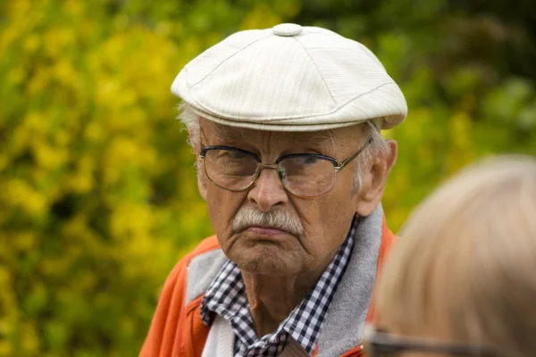 Perfil em um homem velho com uma barba cinza — Fotografia de Stock