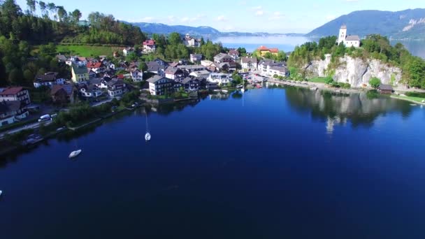 Панорама летнего озера Траунзее (Австрия) ). — стоковое видео