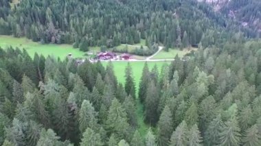 Yaz dağ manzarası, Alp, havadan görünümü