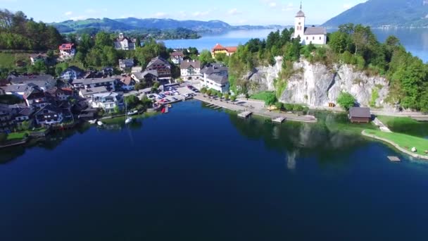 Панорама летнего озера Траунзее (Австрия) ). — стоковое видео