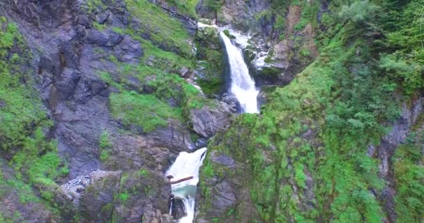Воздушный - Летит к водопаду. austria alps — стоковое видео