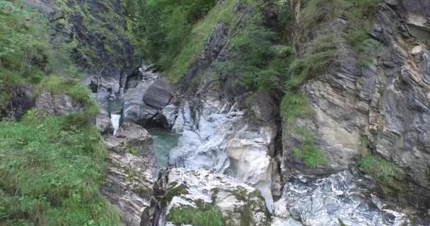belle cascade dans les Alpes ,