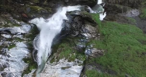 Красивый водопад в Альпах , — стоковое видео