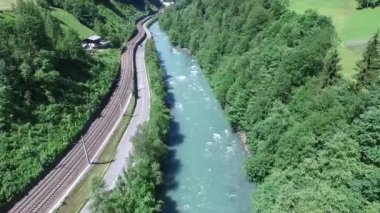 Alplerde Nehri Vadisi üzerinde uçuş