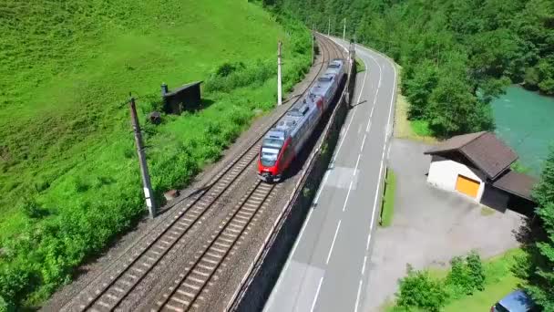 Österrike Alperna Salzburg-juli 31, 2015 flyg över tåg, en floddal i Alperna — Stockvideo