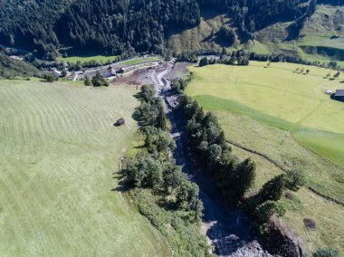 İşadamı şiddetli yağmur takip Avusturya yamaçlar yara izi. AB