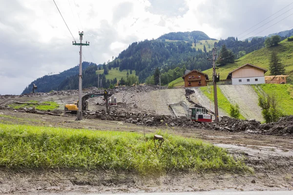 Gjørmeskinn gir arr på åssidene av austria etter kraftig regn. E-u – stockfoto