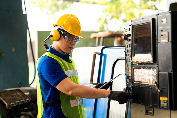 Mecánica Industrial Está Trabajando Frente Una Máquina Fábrica — Foto de Stock