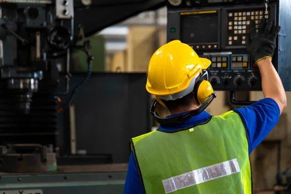 Mécanique Industrielle Travaillent Devant Une Machine Usine — Photo