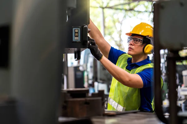 Personal Técnicos Están Comprobando Funcionamiento Vieja Máquina Través Del Control — Foto de Stock