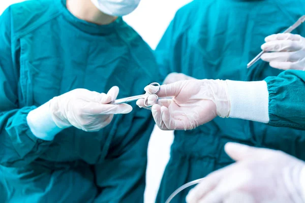 Cerrah Bir Hastane Ameliyathanesinde Çalışıyor — Stok fotoğraf