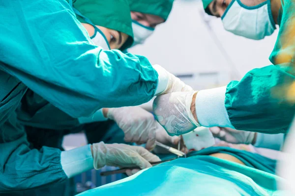 Kirurgen Jobbar Ett Operationsrum Kirurgen Arbetar Respirator För Patient Akutmottagningen — Stockfoto