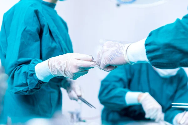 Doktorlar Hastaları Ameliyathanede Tedavi Ediyorlar Doktor Elinde Cerrahi Makas Tutuyor — Stok fotoğraf