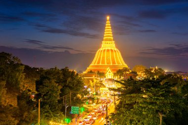 Altın Pagoda Phra Pathom Chedi ışıkla süslenmiş. Phra Pathom Chedi, Nakhon Pathom Eyaleti, Tayland. 27 Ekim 2020.
