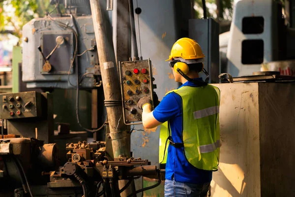 Personal Técnicos Están Comprobando Funcionamiento Vieja Máquina Través Tableta — Foto de Stock