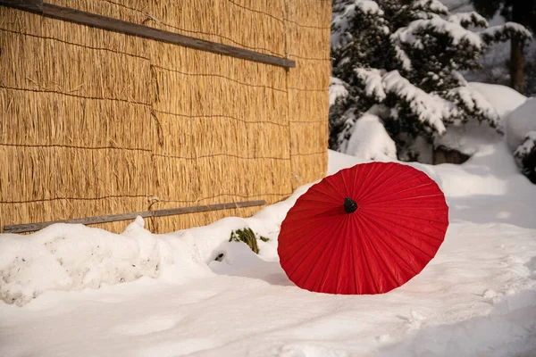 Красный Антикварный Зонтик Лежащий Снегу Напротив Старого Дома Ширакаваго — стоковое фото