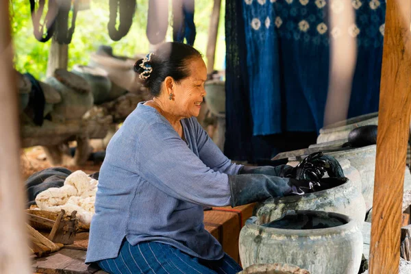 Oudere Vrouwen Verven Katoen Met Natuurlijke Indigo Local Master Zijn — Stockfoto