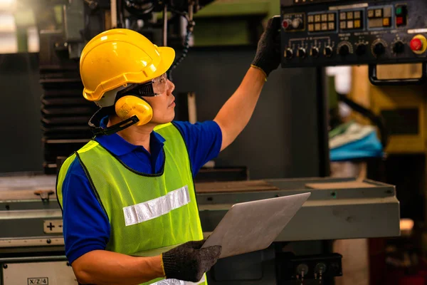 Les Techniciens Professionnels Contrôlent Les Machines Industrielles Ligne Ingénieur Robot — Photo