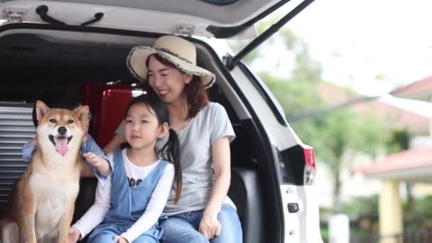 Joyeux Famille Préparer Pour Voyage Sur Route Vacances Heureux Asiatique — Video