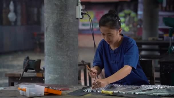 銀器製造 タイの職人が銀器を作っている 華ライ道路 チェンマイ上の銀職人の元 — ストック動画