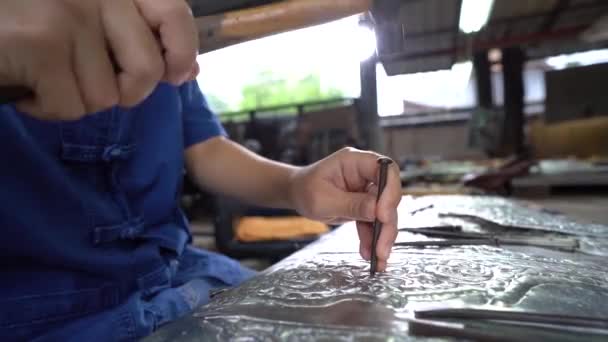 Stříbrné Nádobí Thajský Řemeslník Vyrábí Stříbro Originál Stříbrných Řemeslníků Wua — Stock video