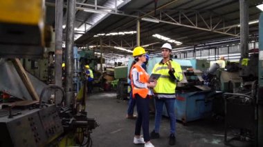 Mühendisler ve yetenekli teknisyenler büyük bir makineli sanayi tesisinde çalışıyorlar..