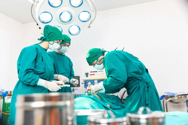 Cerrah Ekibi Ameliyathanede Çalışıyor — Stok fotoğraf