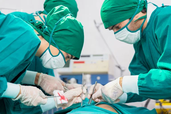 Cerrah Ekibi Ameliyathanede Çalışıyor — Stok fotoğraf