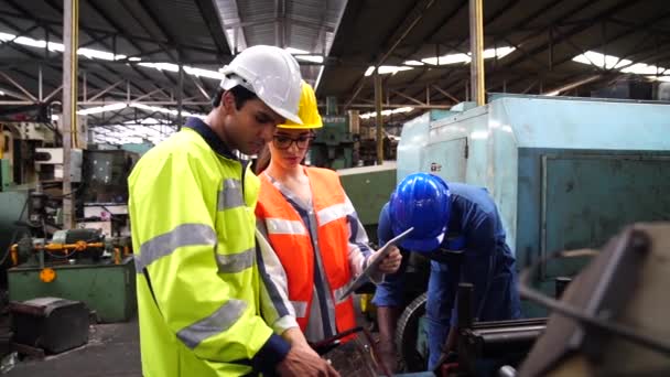 Ingenieure Und Qualifizierte Techniker Arbeiten Einer Großen Maschinenbetriebenen Industrieanlage — Stockvideo