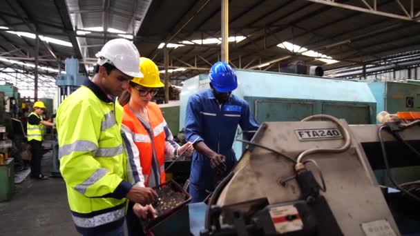 Skupina Profesionálních Techniků Inženýrů Ochranných Oděvech Pracuje Průmyslových Závodech Držte — Stock video