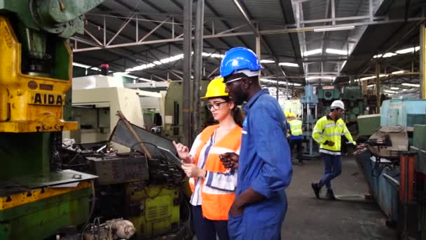 Técnicos Profesionales Grupo Ingenieros Que Usan Ropa Protectora Están Trabajando — Vídeo de stock