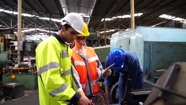 Ingenieure Und Industriearbeiter Arbeiten Großen Maschinen — Stockvideo