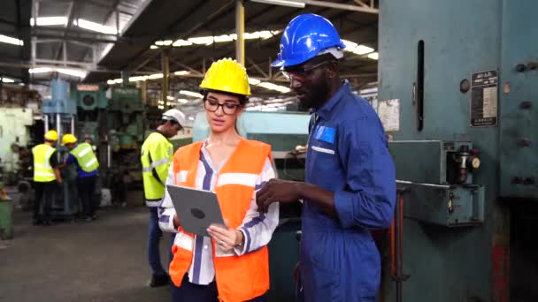 Ingegneri Lavoratori Industriali Stanno Lavorando Grandi Macchine — Video Stock