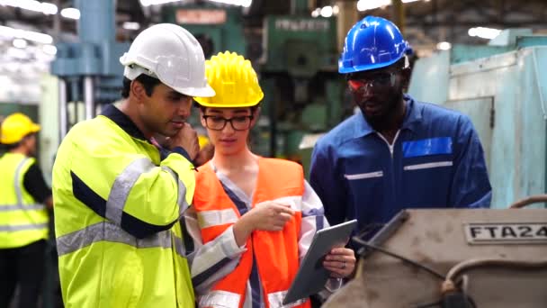 Ingegneri Tecnici Stanno Manutenendo Macchinari Tecnici Professionisti Sono Possesso Tablet — Video Stock