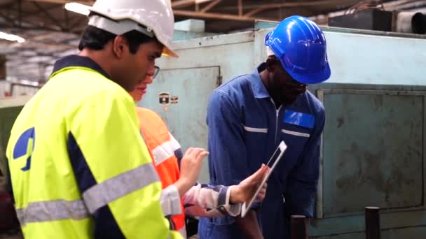 Ingegneri Tecnici Stanno Manutenendo Macchinari Tecnici Professionisti Sono Possesso Tablet — Video Stock