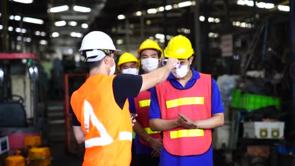 Los Trabajadores Fábrica Están Midiendo Las Temperaturas Para Detectar Las — Vídeos de Stock