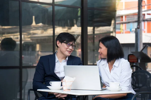 Junge Geschäftsleute Und Geschäftsfrauen Plaudern Coffeeshops Eine Verliebte Junge Firmenmitarbeiterin — Stockfoto