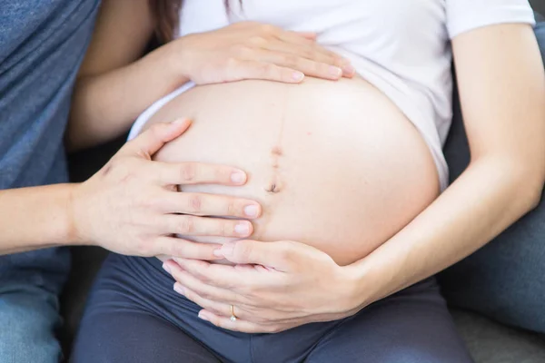 Uma Jovem Mãe Está Fazendo Uma Mão Forma Coração Seu — Fotografia de Stock