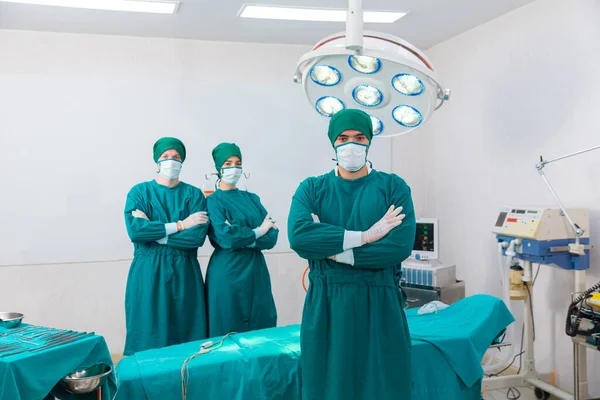 Sağlık Sağlık Hizmetleri Doktor Acil Serviste Maskeyle Poz Veriyor — Stok fotoğraf