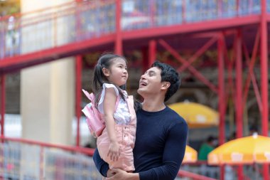 Lunaparktaki aile. Baba ve oğul lunaparkta gülüyorlar..