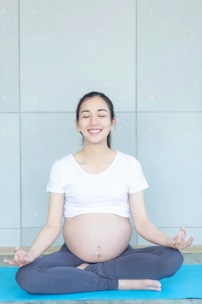 Беременная Женщина Длинными Волосами Медитирует Практикует Йогу — стоковое фото
