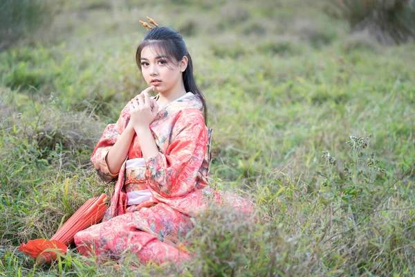 Schöne Frau Traditionellen Japanischen Kimono Mit Kirschblüte Frühling Japan — Stockfoto