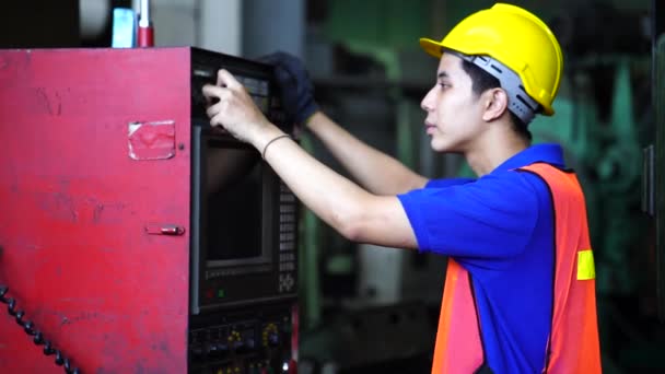 Zaměstnanci Nebo Technici Kontrolují Provoz Starého Stroje Pomocí Dálkového Ovládání — Stock video