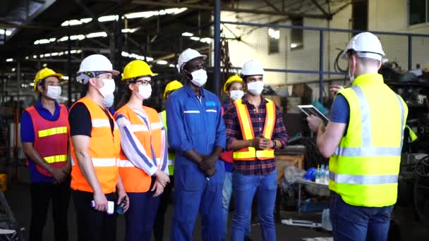 Foreman Felügyelő Egy Ipari Gyárban Dolgozik Csoportvezető Személyzet Boldog Gyárban — Stock videók