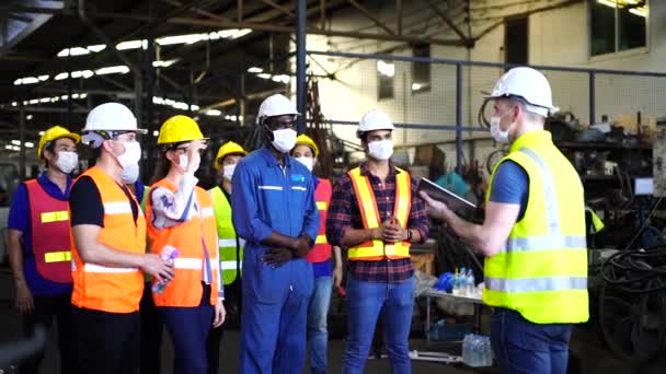 Foreman Felügyelő Egy Ipari Gyárban Dolgozik Csoportvezető Személyzet Boldog Gyárban — Stock videók