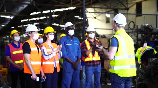 Promotor Foreman Werkt Een Industriële Fabriek Groep Foreman Personeel Gelukkig — Stockvideo